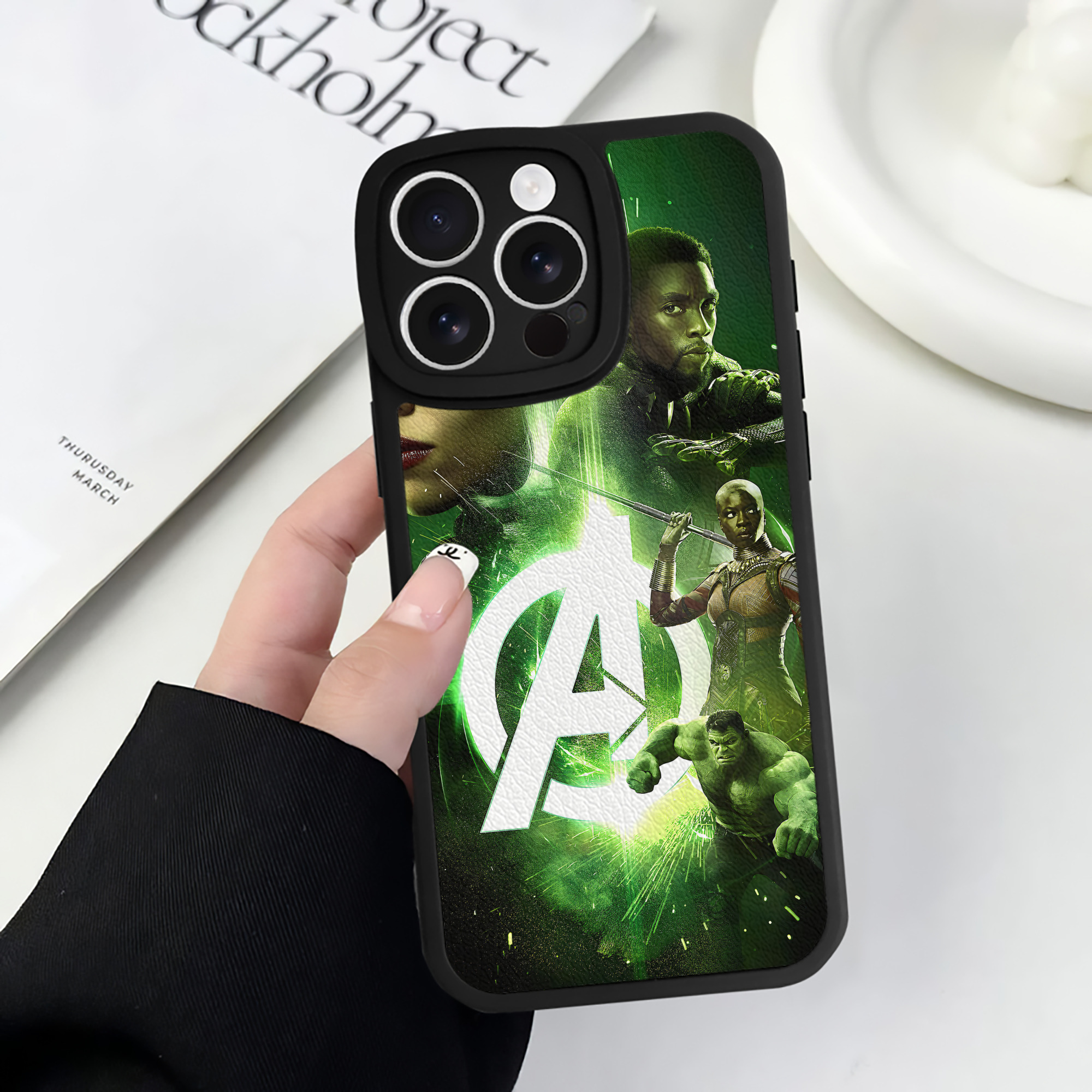 （画像用） アベンジャーズ The Avengers 【iPhone 16シリーズ対応】シリコンスマホケース（レザー調） 材質：シリコン